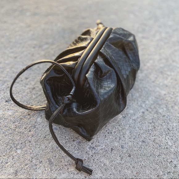 Beautiful trendy black leather bucket dumpling bag - Picture 3 of 8